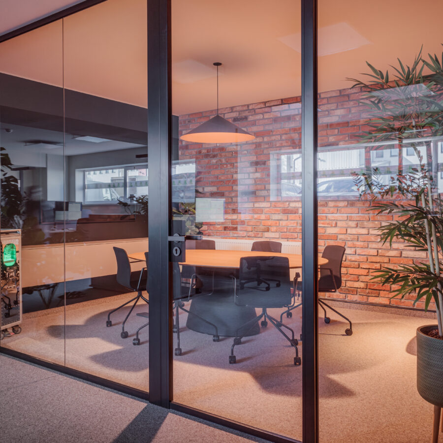 Stadtbild | Büroetage | Besprechungraum | Glastrennwand | Beleuchtung | Loungemöbel | Fußboden- und Wandgestaltung