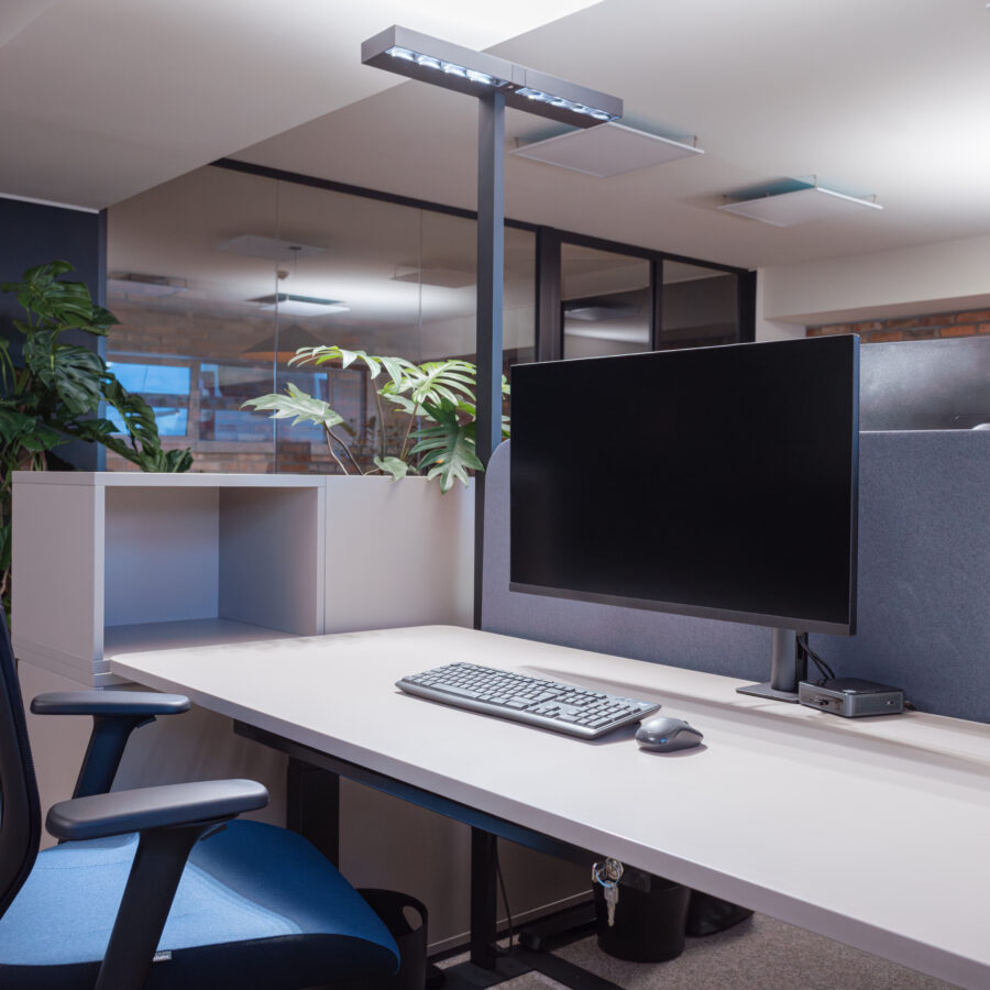 Stadtbild | Büroetage | Büromöbel | Glastrennwand | Beleuchtung | Fußboden- und Wandgestaltung